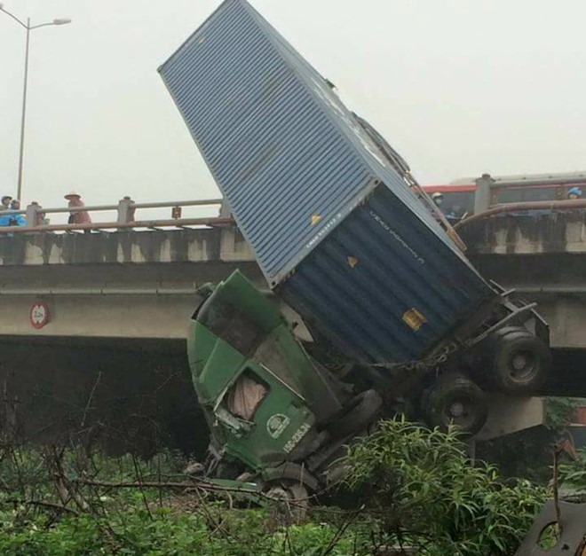 Chiếc container biển Hải Phòng chúc đầu xuống đất. Ảnh: Otofun.