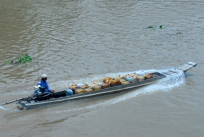 Tình trạng buôn lậu xăng dầu nổi cộm ở biên giới Tây Nam. 