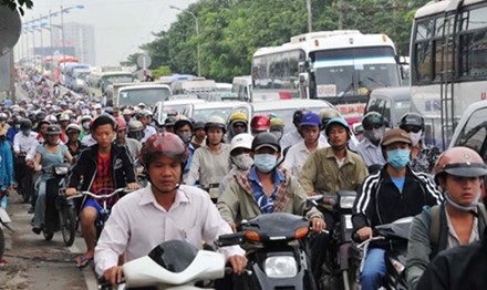 Không có làn đường dành riêng, xe buýt phải len lỏi giữa “rừng” phương tiện cá nhân.