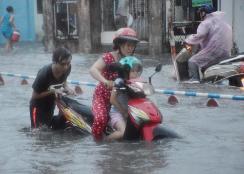 Nhiều người ướt sũng khi qua đoạn đường ngập.