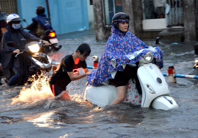  Mưa trái mùa gây ngập, xe chết máy hàng loạt ở TP.HCM chiều 3/4.