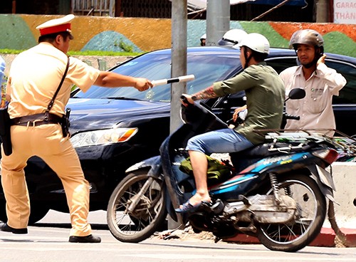 Lực lượng cảnh sát giao thông làm nhiệm vụ đảm bảo trật tự an toàn giao thông trên đường phố Thủ đô. Ảnh minh hoạ