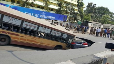 Hố tử thần xuất hiện giữa dường, nuốt chửng xe bus và xe hơi.