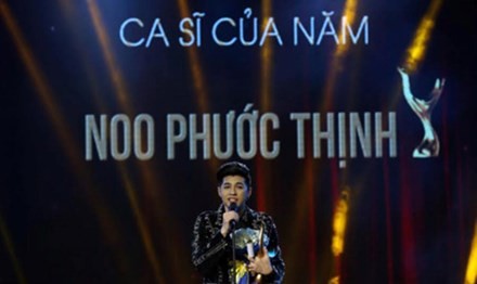 Noo Phước Thịnh với giải thưởng Ca sỹ của năm.