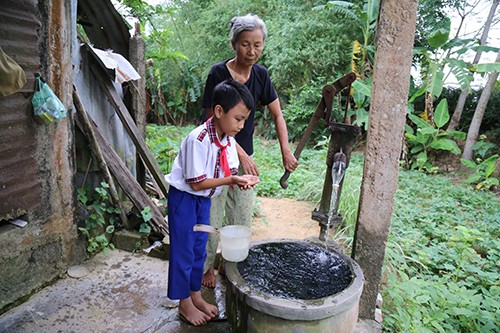 Bà Trì lo ngại dùng nước giếng khoan ảnh hưởng sức khoẻ cháu trai bà.