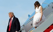 Ông Trump đi xuống cầu thang mà không chờ bà Melania. Ảnh: Twitter