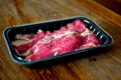 Với trọng lượng khoảng 250 gram, một vỉ thịt thăng lưng Iberico thế này được bán tại Việt Nam với giá khoảng 230.000 đồng.