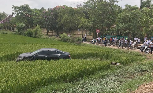 Sau khi đâm vào 3 học sinh đi xe đạp điện, tài xế xe Camry lao xuống ruộng. Ảnh: Wanbi