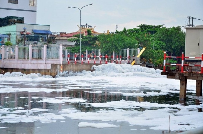 'Tuyết' phủ trắng kênh sau cơn mưa lớn ở TP.HCM