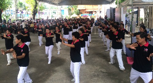 Hàng trăm người TP HCM tham gia đồng diễn tại ngày hội "Hành động sớm vì trái tim khỏe" 17/5. 