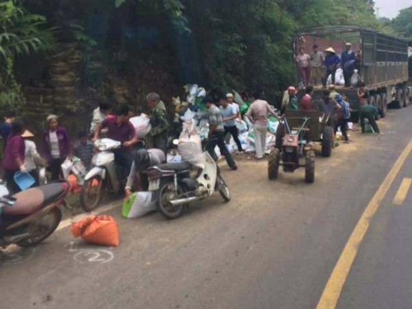 Hàng chục người huy động xe máy, công nông đến "hôi của" chiếc xe bị tai nạn (Ảnh: Hội xe tải Tây Bắc)