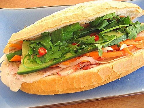 Bánh mì Việt Nam là món ăn yêu thích của nhiều du khách Tây khi đến Việt Nam.