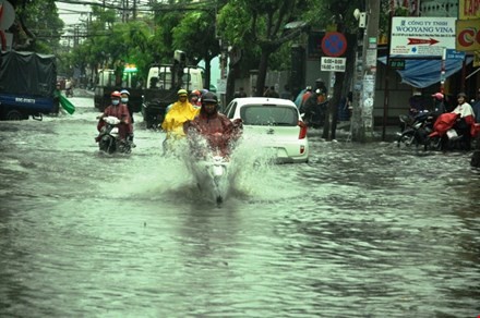 Hệ thống thoát nước TPHCM bị xâm hại