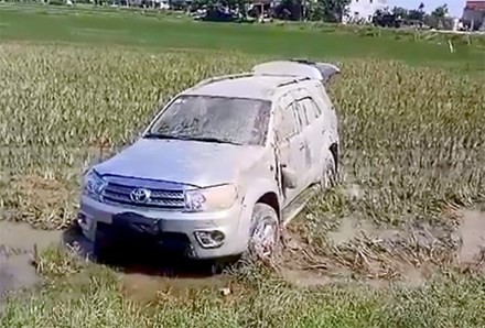 Chiếc Fortuner lao xuống ruộng sau va chạm với xe tuần tra của cảnh sát.