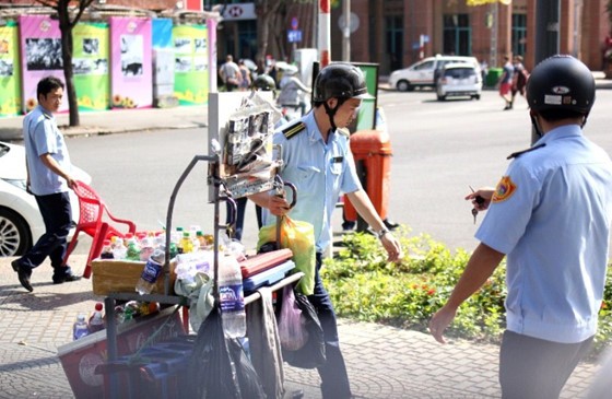 Bị lập biên bản xử phạt, người bán hàng rong đâm công an