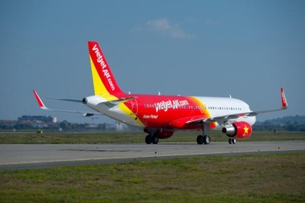 Máy bay Vietjet bay vòng, xả xăng đưa khách đau tim về lại sân bay