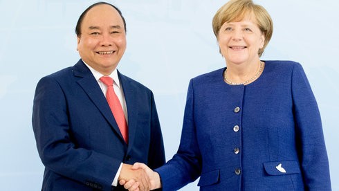 Thủ tướng Nguyễn Xuân Phúc và Thủ tướng Angela Merkel tại Hamburg tối 6-7, giờ địa phương. Ảnh: AFP