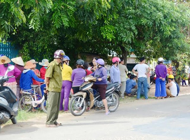 Nhiều người hiếu kỳ đến xem vụ án mạng.