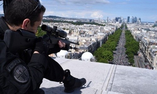 Xạ thủ, tên lửa và 'Quái thú' bảo vệ Trump ở Paris