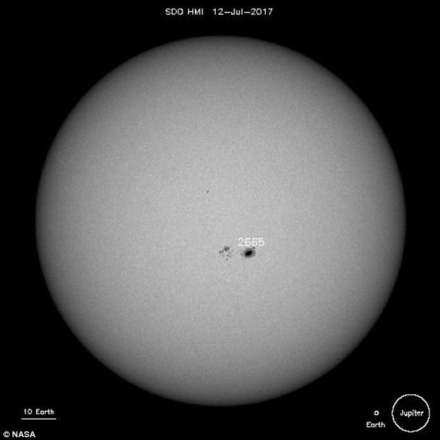 Vệt đen số hiệu AR2665 có chu vi gấp 3 lần Trái Đất. Ảnh: NASA.