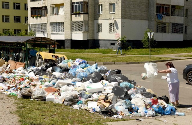 Rác thải trên đường phố ở Lviv, Ukraine, ngày 21/6.