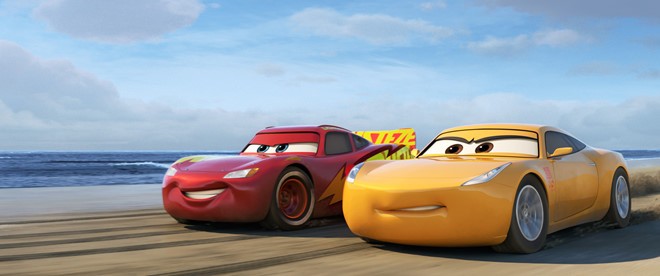 Trong Cars 3, Lightning McQueen sẽ đồng hành cùng huấn luyện viên Cruz Raminez .