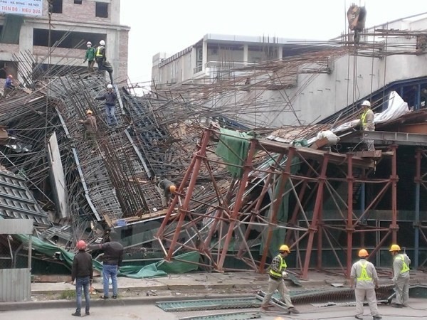 Hiện trường vụ sập giàn giáo tại công trường đường sắt đô thị Cát Linh-Hà Đông.