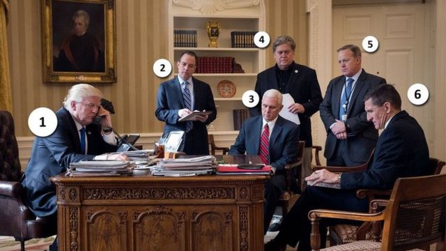 Trong ảnh: Tổng thống Donald Trump (1), cựu Chánh văn phòng Nhà Trắng Reince Priebus (2), Phó Tổng thống Mike Pence (3), cựu Chiến lược gia trưởng Steve Bannon (4), cựu Thư ký báo chí Nhà Trắng Sean Spicer, (5), cựu cố vấn an ninh quốc gia Michael Flynn. 