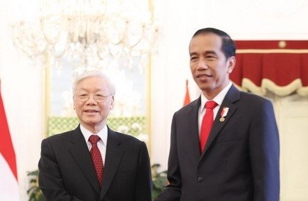 Tổng thống Indonesia Joko Widodo đón Tổng Bí thư Nguyễn Phú Trọng. (Ảnh: Trí Dũng/TTXVN)