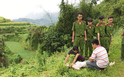 Công an dựng lại hiện trường vụ án.