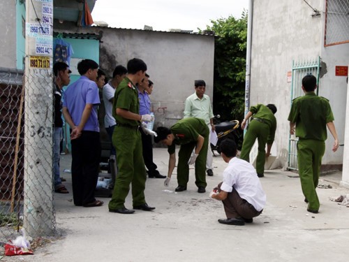 Uống rượu say, cha đâm con trai chết, con rể bị thương