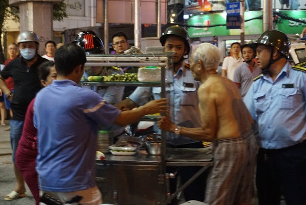 Ông lão tóc bạc giành giật xe cá viên chiên với lực lượng đô thị quận 1. 