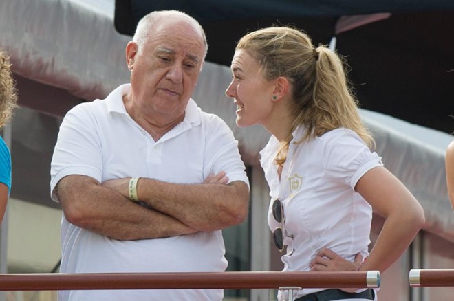 Amancio Ortega (trái) lại trở lại với ngôi người giàu nhất thế giới. Ảnh: Getty.