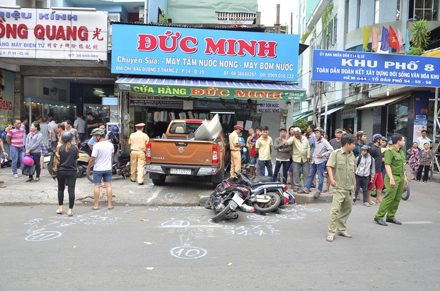 Xe điên húc văng nhiều xe máy rồi đâm thẳng vào nhà dân