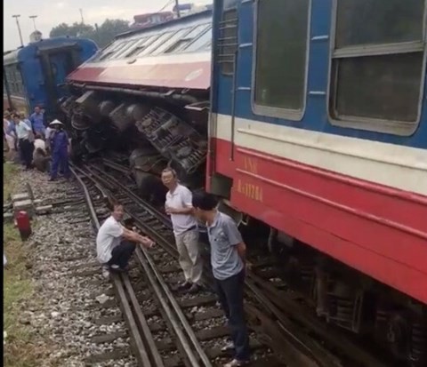 Hà Nội: Lại trật bánh tàu Hà Nội-Lào Cai tại ga Yên Viên