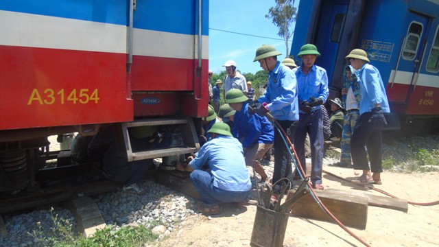 Ngành đường sắt tiến hành khắc phục hậu quả vụ lật tàu SE3