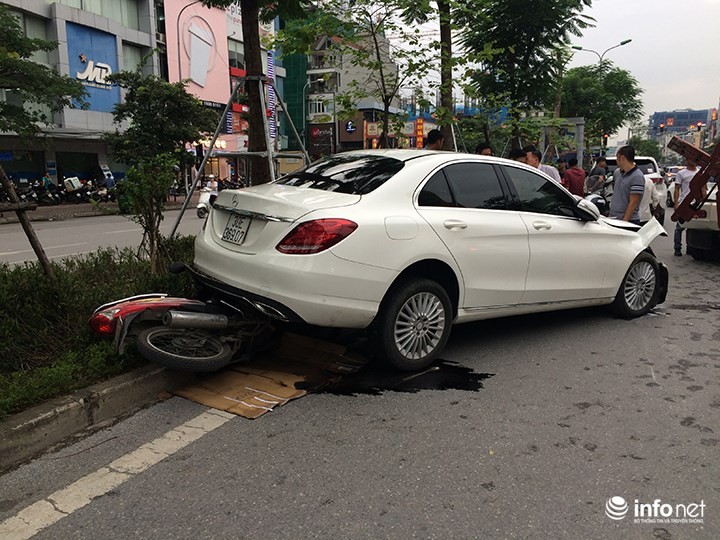 Hà Nội: Xe Mercedes “điên” đâm liên hoàn vào 2 xe máy và 1 ô tô