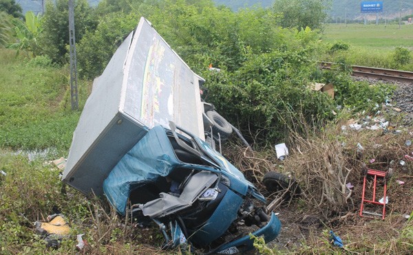 Khánh Hòa: Tàu hỏa húc văng xe tải, 3 người thương vong