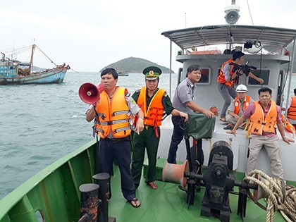 Các lực lượng chức năng huyện Côn Đảo vận động và di dời ngư dân vào nơi tránh trú bão sáng 24-12. Ảnh: Báo Bà Rịa-Vũng Tàu