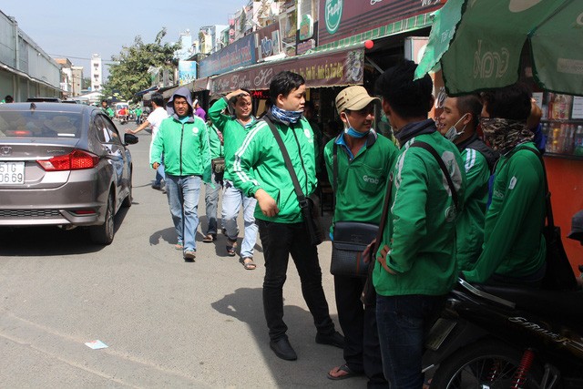 Tài xế GrabBike đình công phản đối mức chiết khấu mới. Ảnh: Tuổi Trẻ