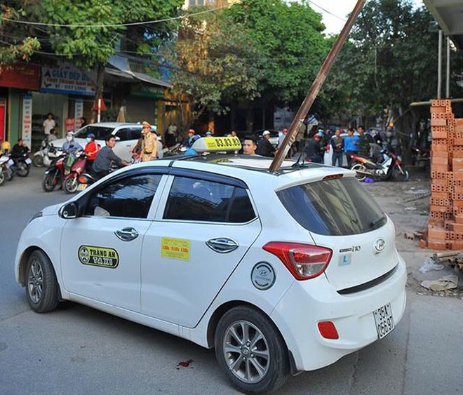 Chiếc xe taxi bị thanh sắt xuyên thủng. Ảnh: Zing