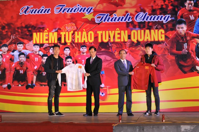 Xuân Trường và Thành Chung ký áo tặng áo đấu. Ảnh: Tổ Quốc