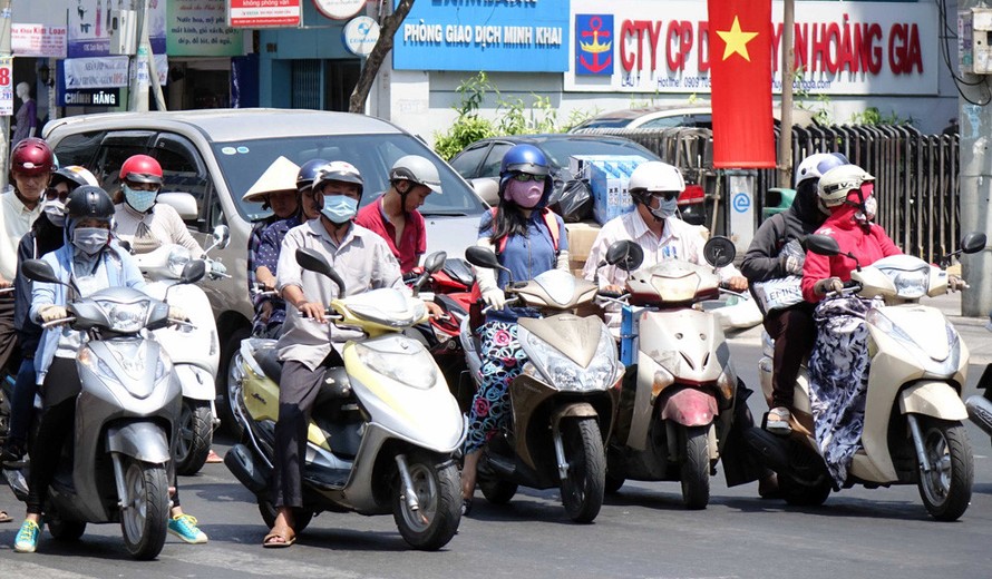 Hà Nội nồm ẩm kết hợp oi nóng, Nam Bộ ngày nắng nóng, đêm có mưa rào