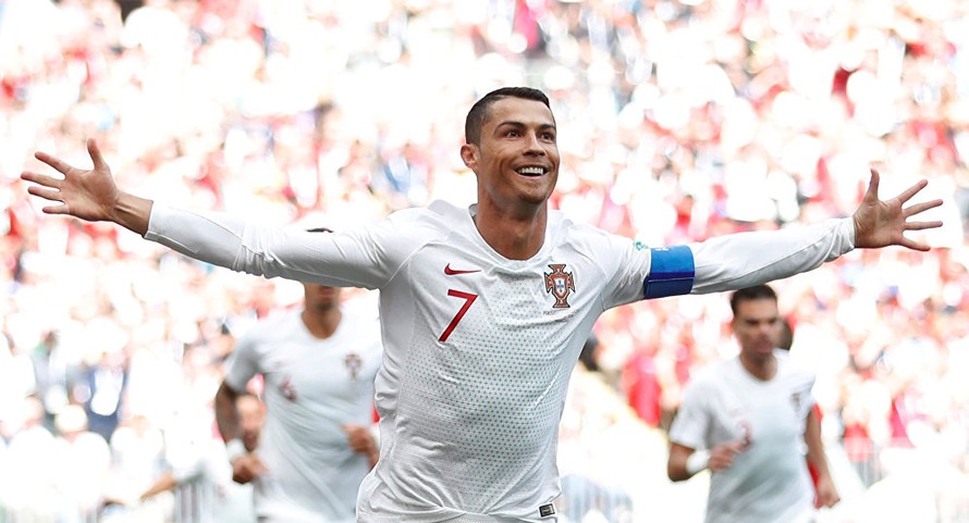 Đánh đầu tiễn Ma-rốc về nước, Ronaldo xô đổ kỷ lục của huyền thoại Puskas