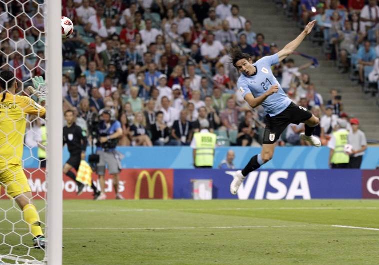 Lập cú đúp, Cavani 'tiễn' Ronaldo rời World Cup 2018