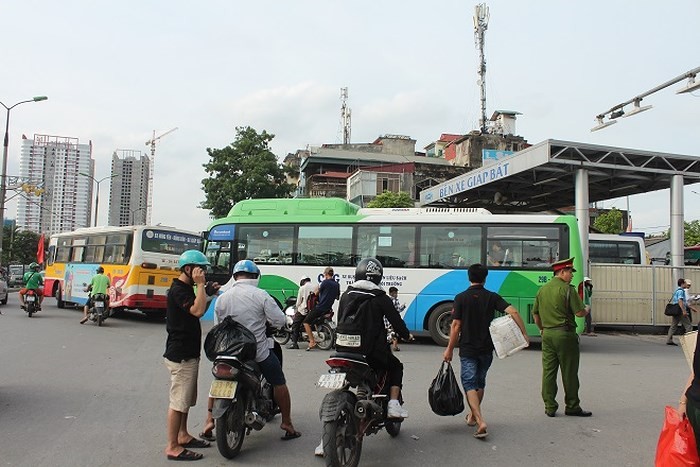 Tại bến xe Giáp Bát, các lực lượng công an đã có mặt để phân luồng giao thông. Ảnh: ANTĐ