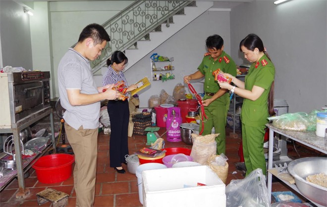 Phát hiện 2 cơ sở sản xuất, kinh doanh bánh trung thu 'không hạn sử dụng'