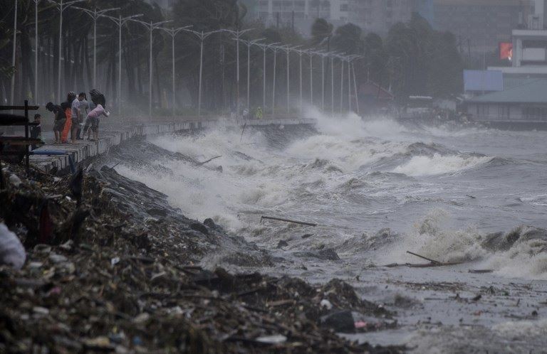 Chùm ảnh: Người dân Philippines vật lộn chống chọi với bão Mangkhut