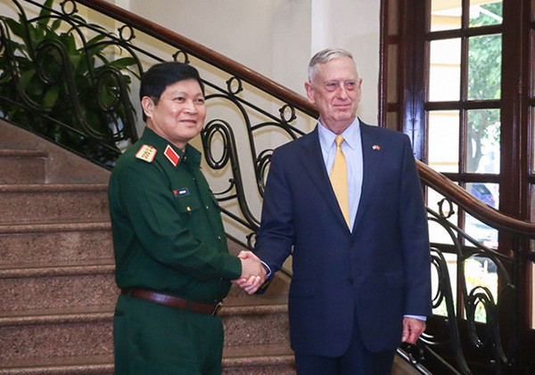 Bộ trưởng Ngô Xuân Lịch tiếp người đồng cấp James Mattis. Ảnh: VGP