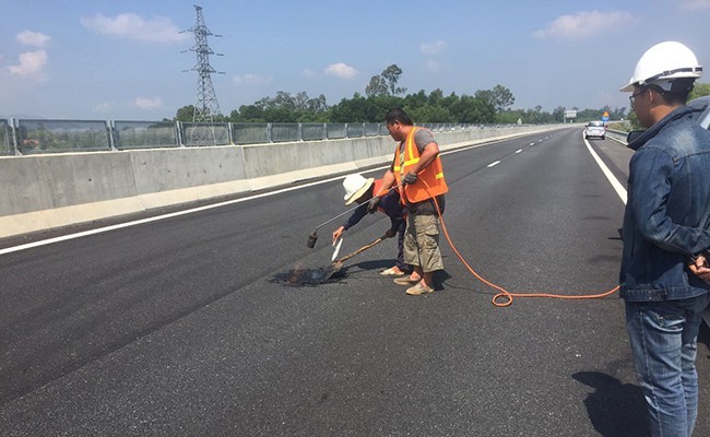 Công nhân sửa chữa đoạn đường "thi công kém chất lượng" trên cao tốc. Ảnh: Soha